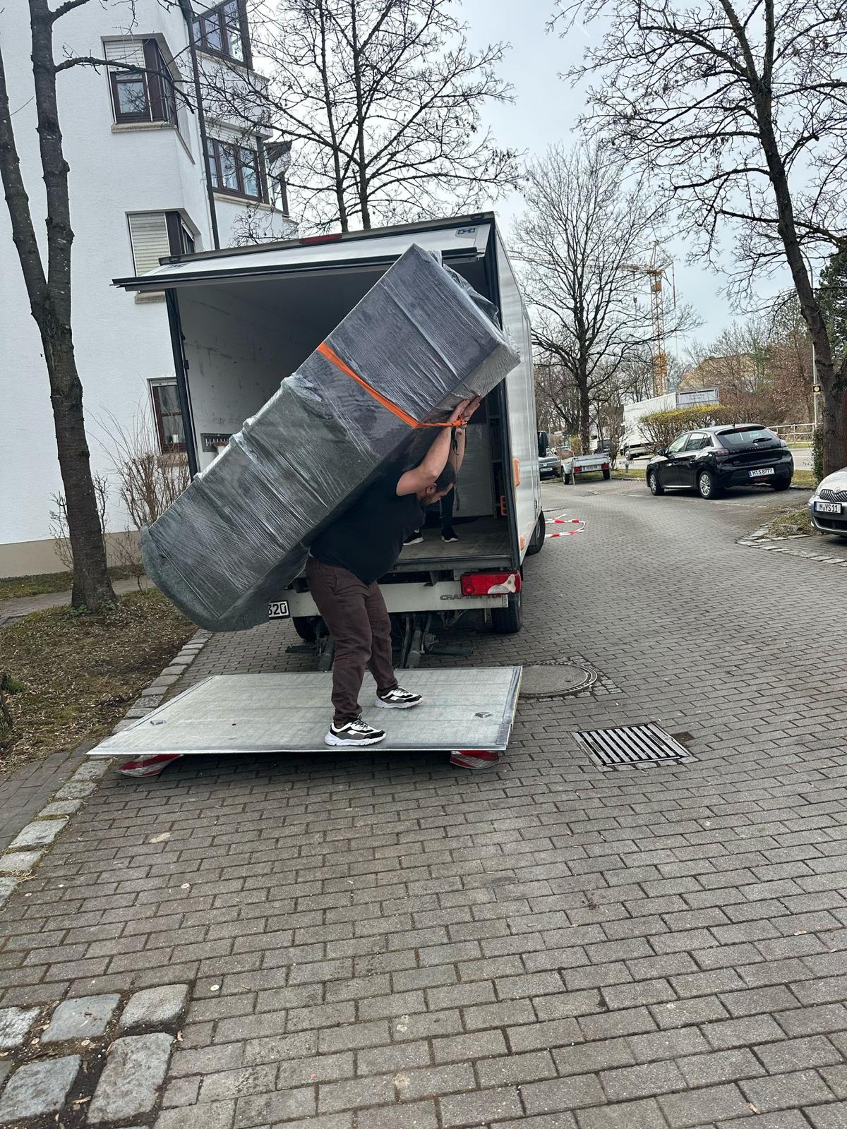 Schwertransport mit Hebebühne in München